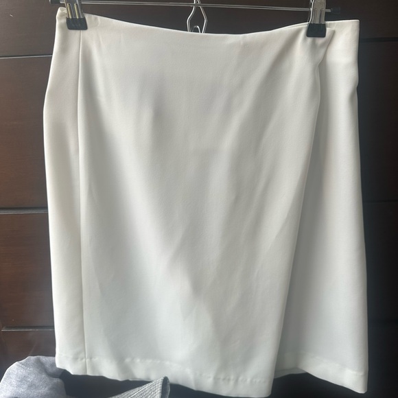 White skort - Picture 2 of 6